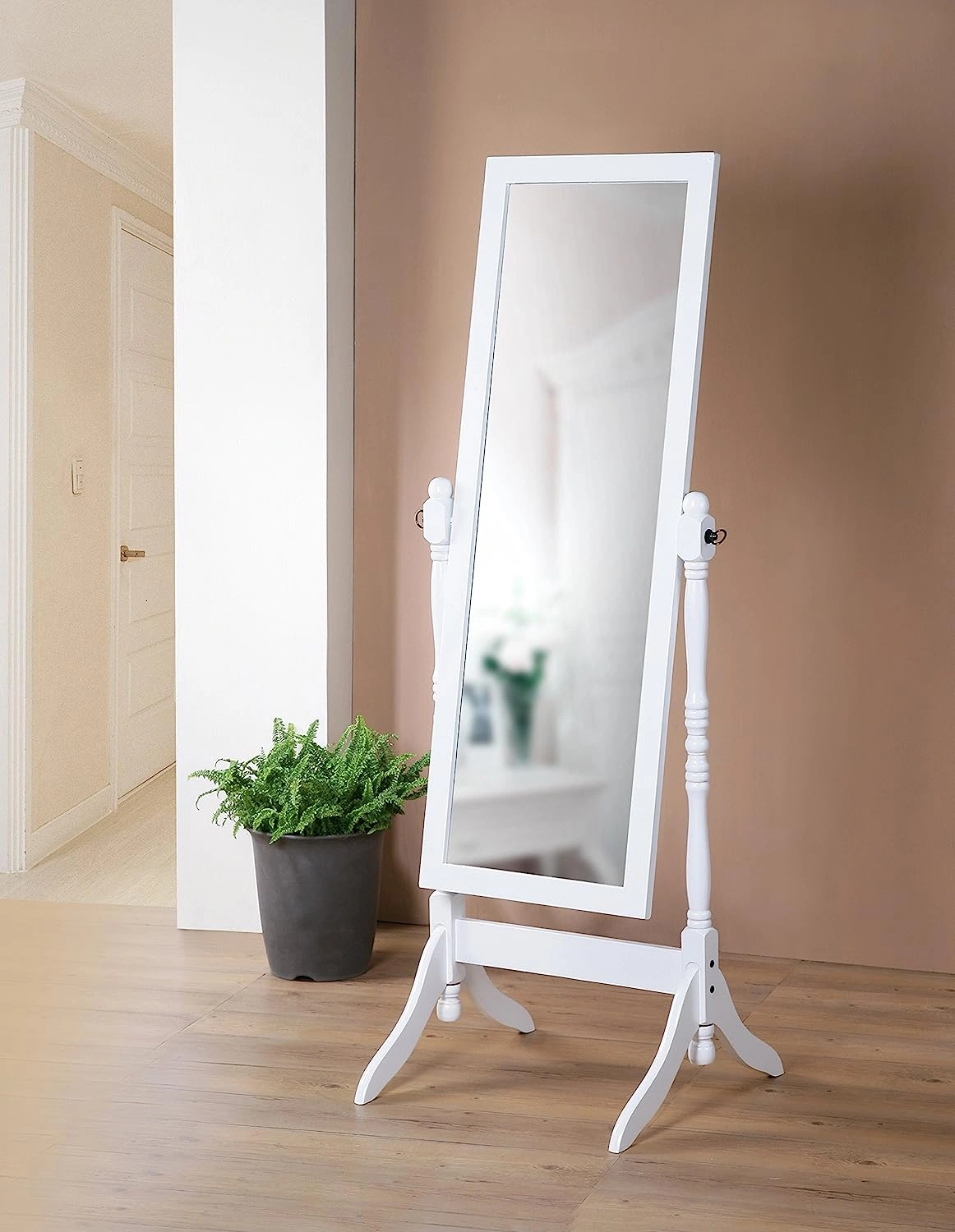 Miroir de sol chevalier en bois blanc: Élégance intemporelle pour votre chambre, un charme français.